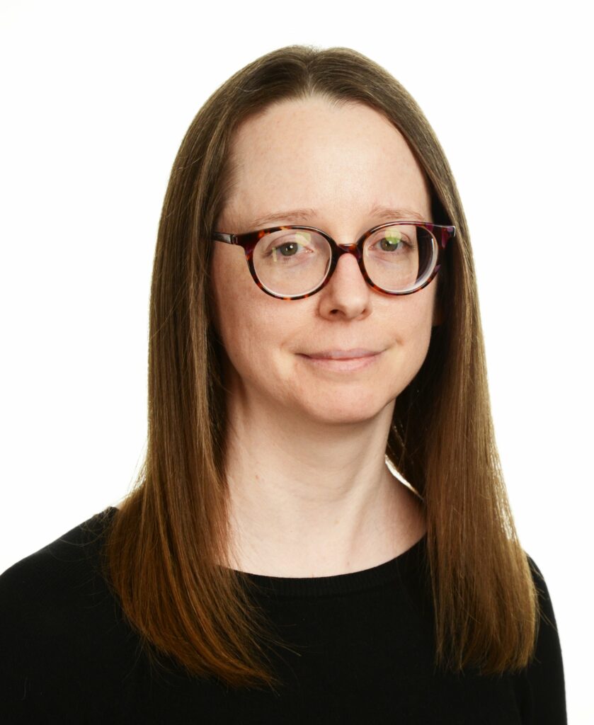 Portrait souriant d'Isabelle Linteau, intervenante en zoothérapie à Montréal et Laval.