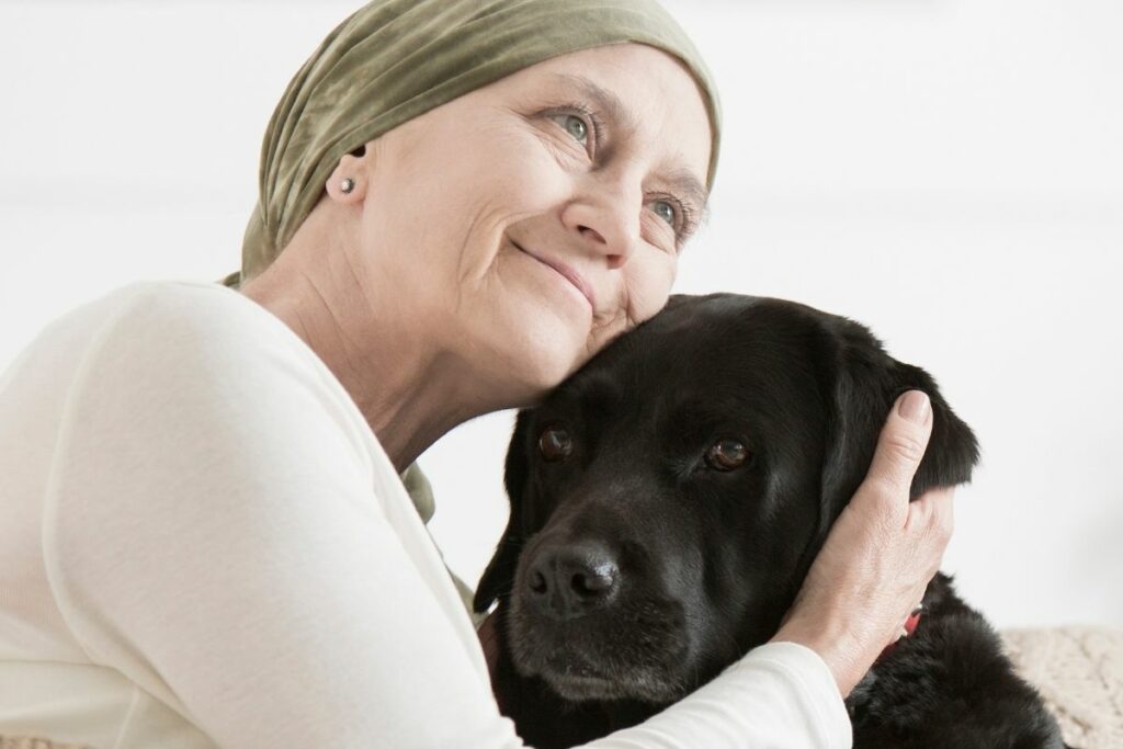 Femme atteinte du cancer durant une séance de zoothérapie