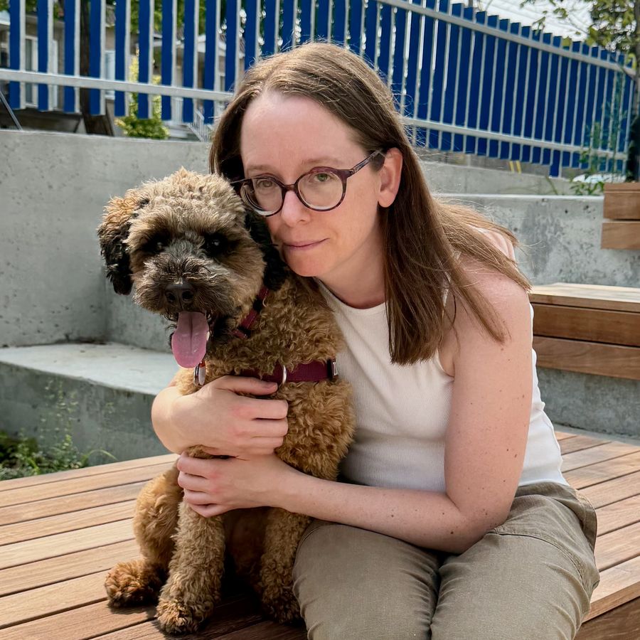 Isabelle Linteau et Juliette, sa chienne de zoothérapie.