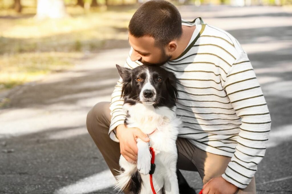 Personne créant un lien avec un chien de zoothérapie